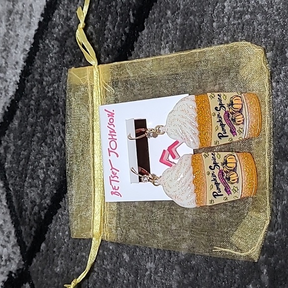 BETSEY JOHNSON GLITTER PUMPKIN SPICE LATTE DROP EARRINGS JEWELRY PRICE F… - Picture 1 of 11